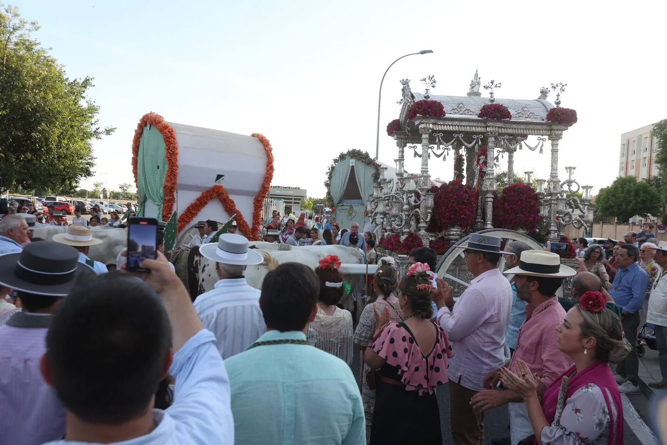 La hermandad del Rocío del Salvador llevó la alegría a las calles de Sevilla por las que fue pasando