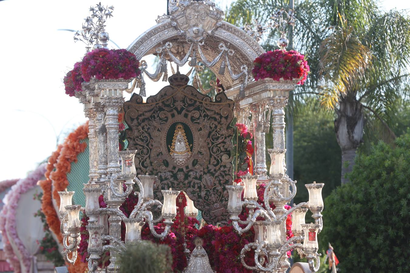 La hermandad del Rocío del Salvador llevó la alegría a las calles de Sevilla por las que fue pasando