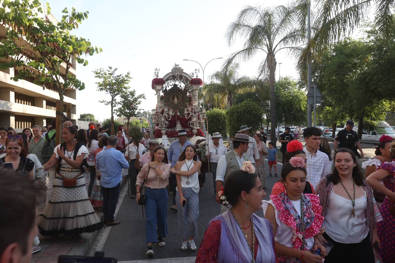 La hermandad del Rocío del Salvador llevó la alegría a las calles de Sevilla por las que fue pasando
