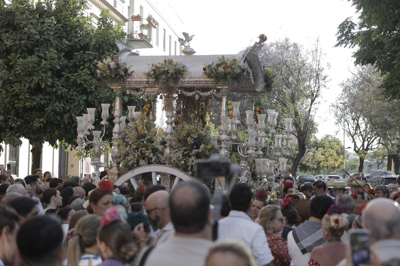 Una multitudinaria hermandad del Rocío de Triana llega a su barrio