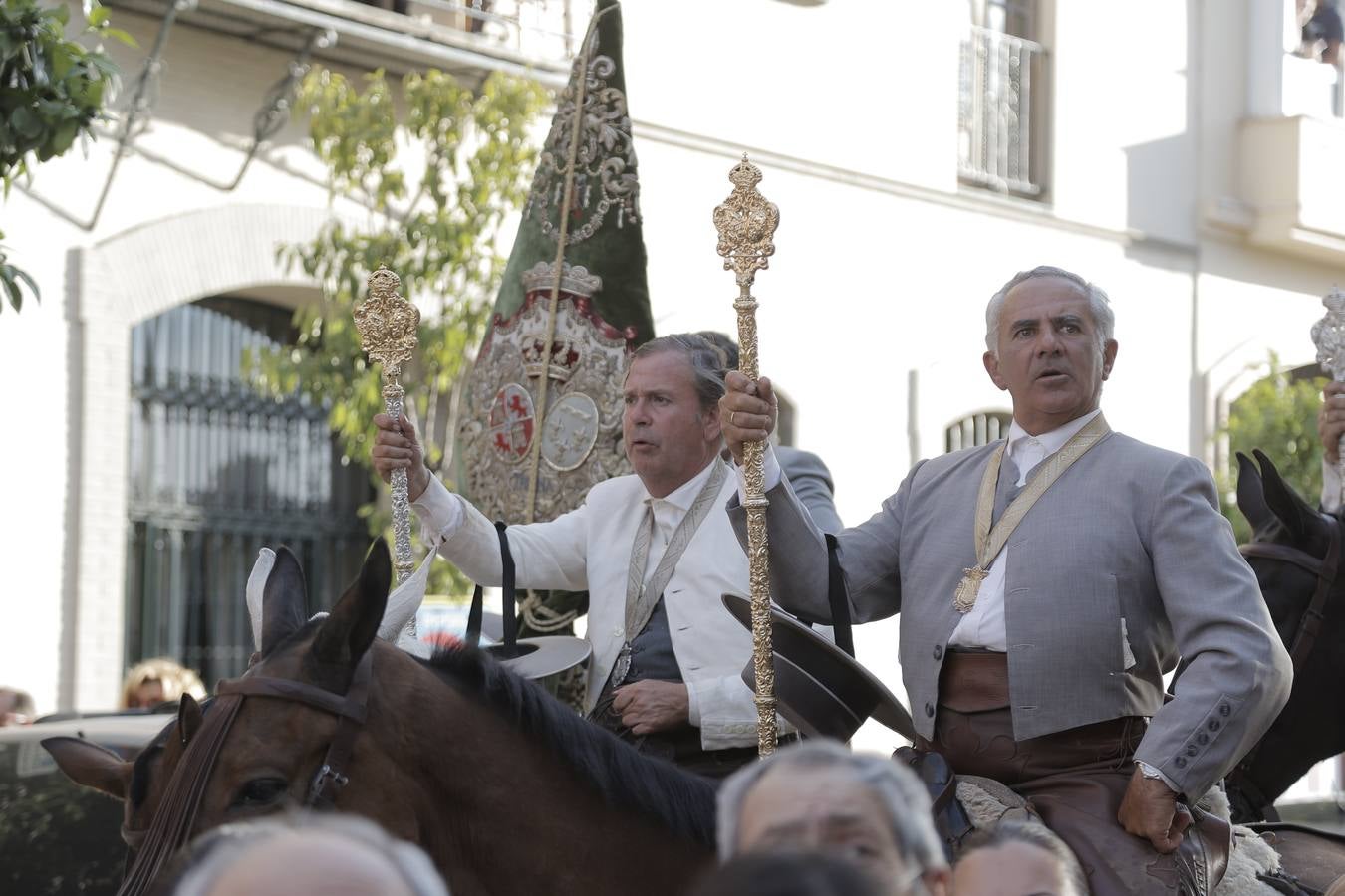 Una multitudinaria hermandad del Rocío de Triana llega a su barrio