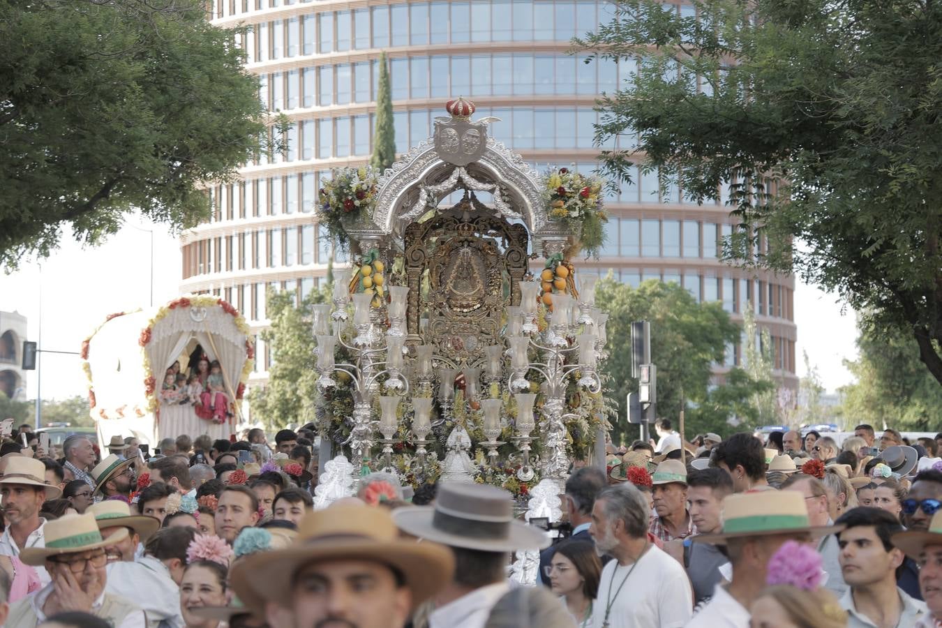 Una multitudinaria hermandad del Rocío de Triana llega a su barrio