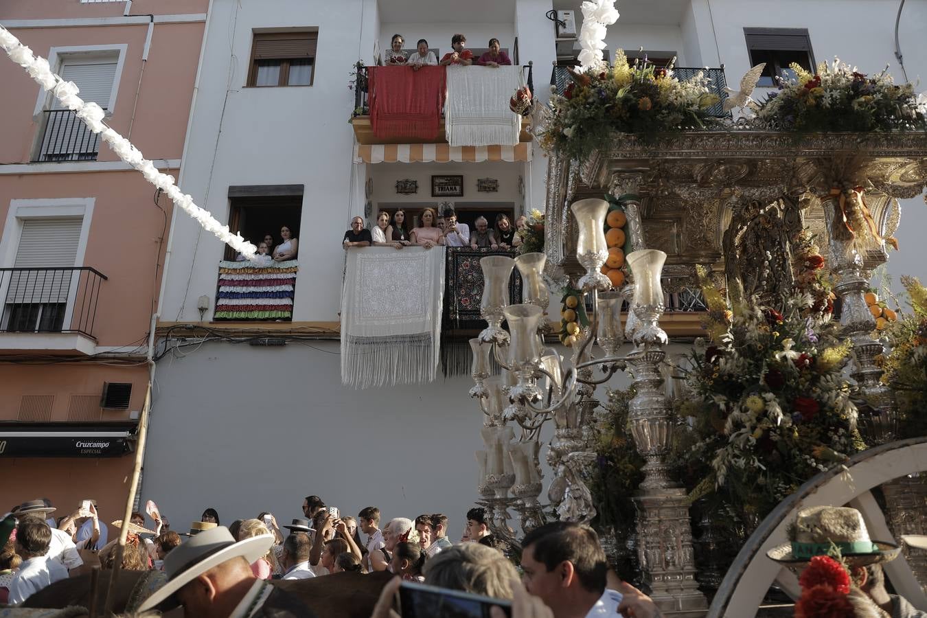 Una multitudinaria hermandad del Rocío de Triana llega a su barrio