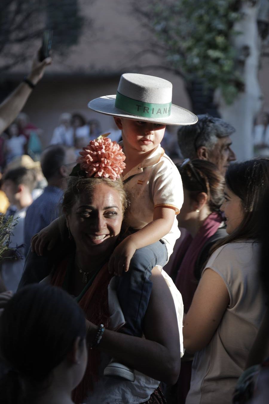 Una multitudinaria hermandad del Rocío de Triana llega a su barrio