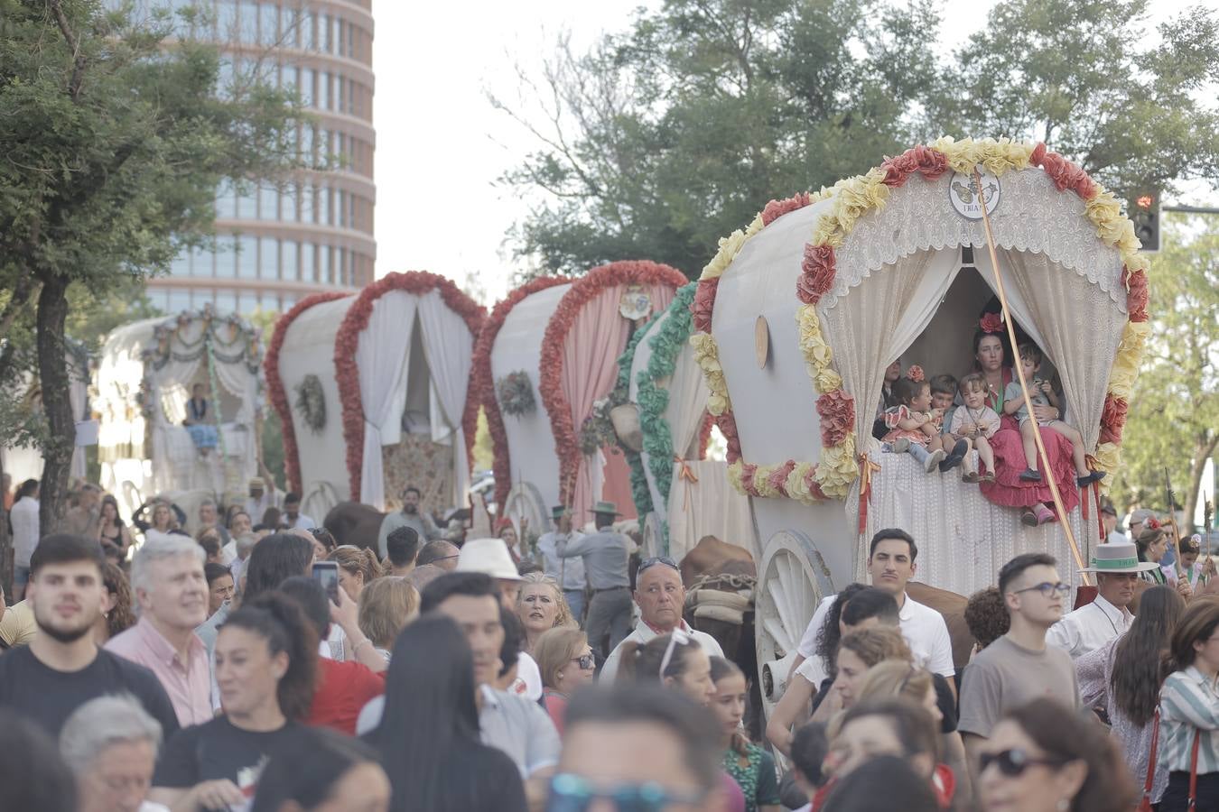 Una multitudinaria hermandad del Rocío de Triana llega a su barrio