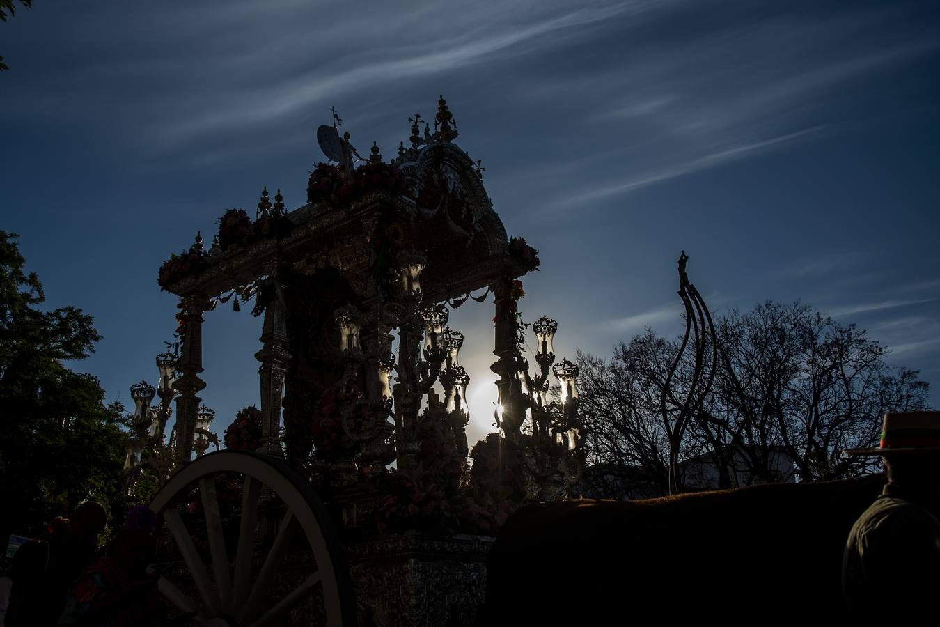 La hermandad del Rocío de Sevilla Sur durante su llegada a Sevilla