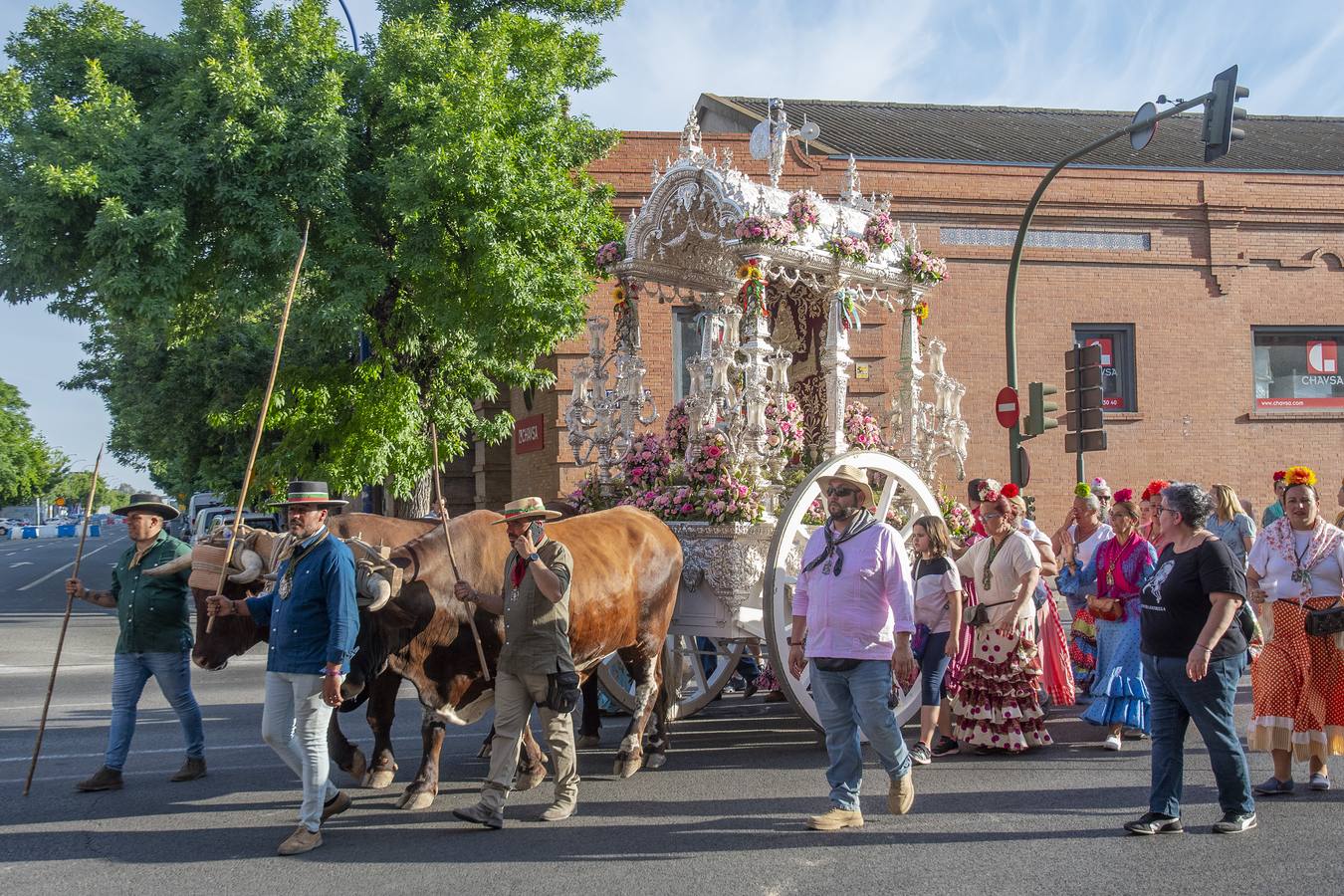 La hermandad del Rocío de Sevilla Sur durante su llegada a Sevilla