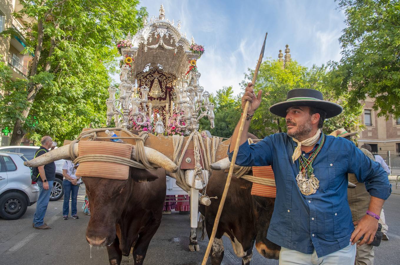 La hermandad del Rocío de Sevilla Sur durante su llegada a Sevilla