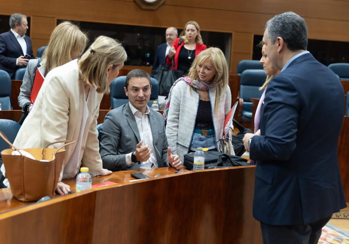 Juan Lobato, rodeado de diputados socialistas en la Asamblea de Madrid
