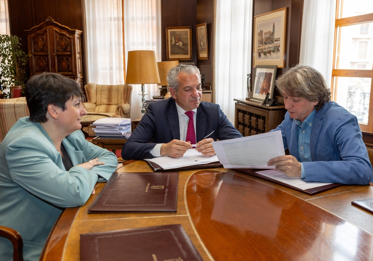 Reunión del delegado del Gobierno en Castilla y León, Nicanor Sen, con el alcalde de Soria, Carlos Martínez, en la capital soriana