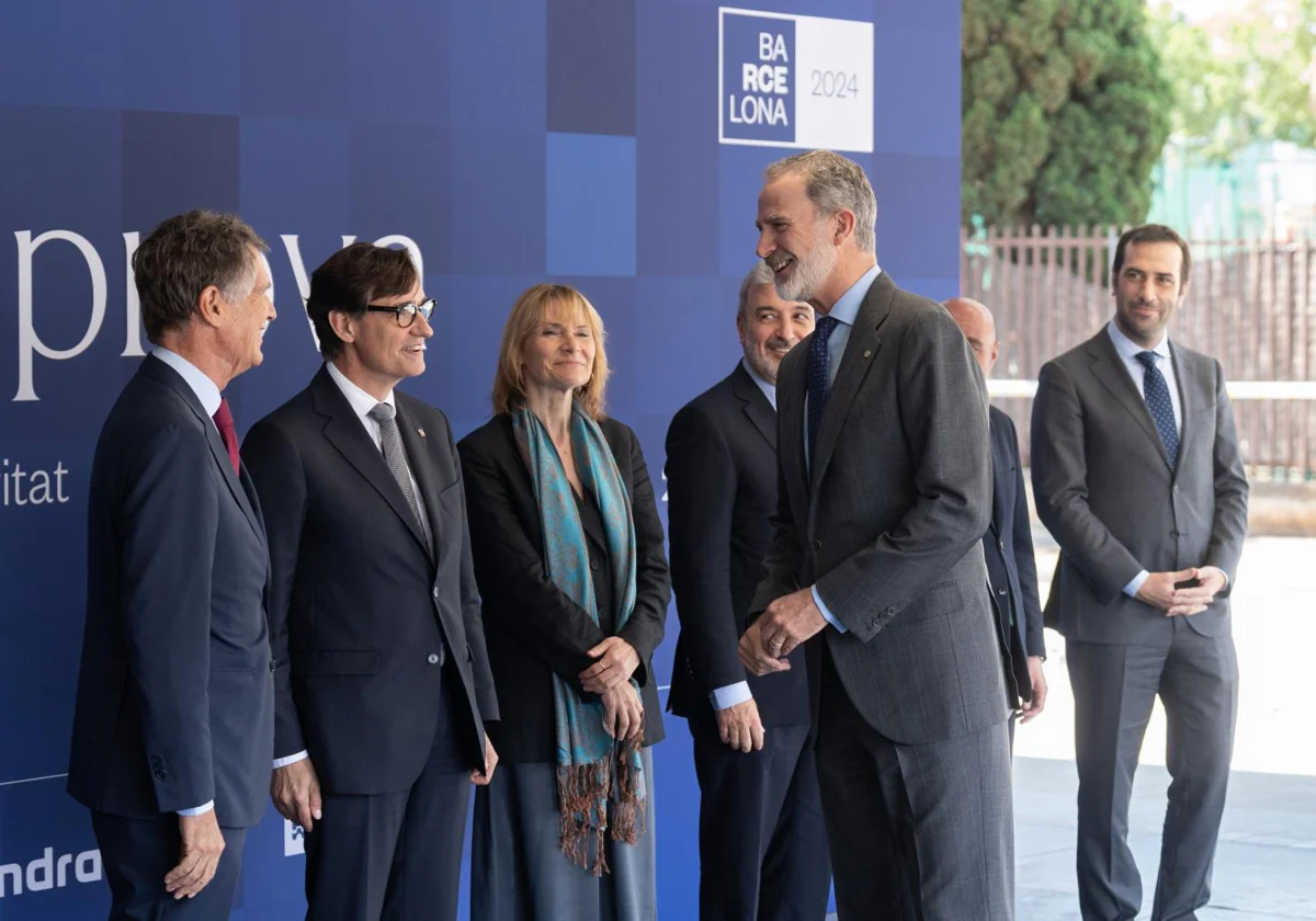 El Rey, a su llegada al encuentro, recibido por Jaume Guardiola, Salvador Illa, Lluïsa Moret, Jaume Collboni y Carlos Cuerpo