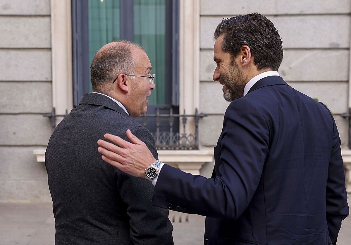 El portavoz del PP en el Congreso, Miguel Tellado, y el del partido, Borja Sémper, en el patio de la Cámara Baja