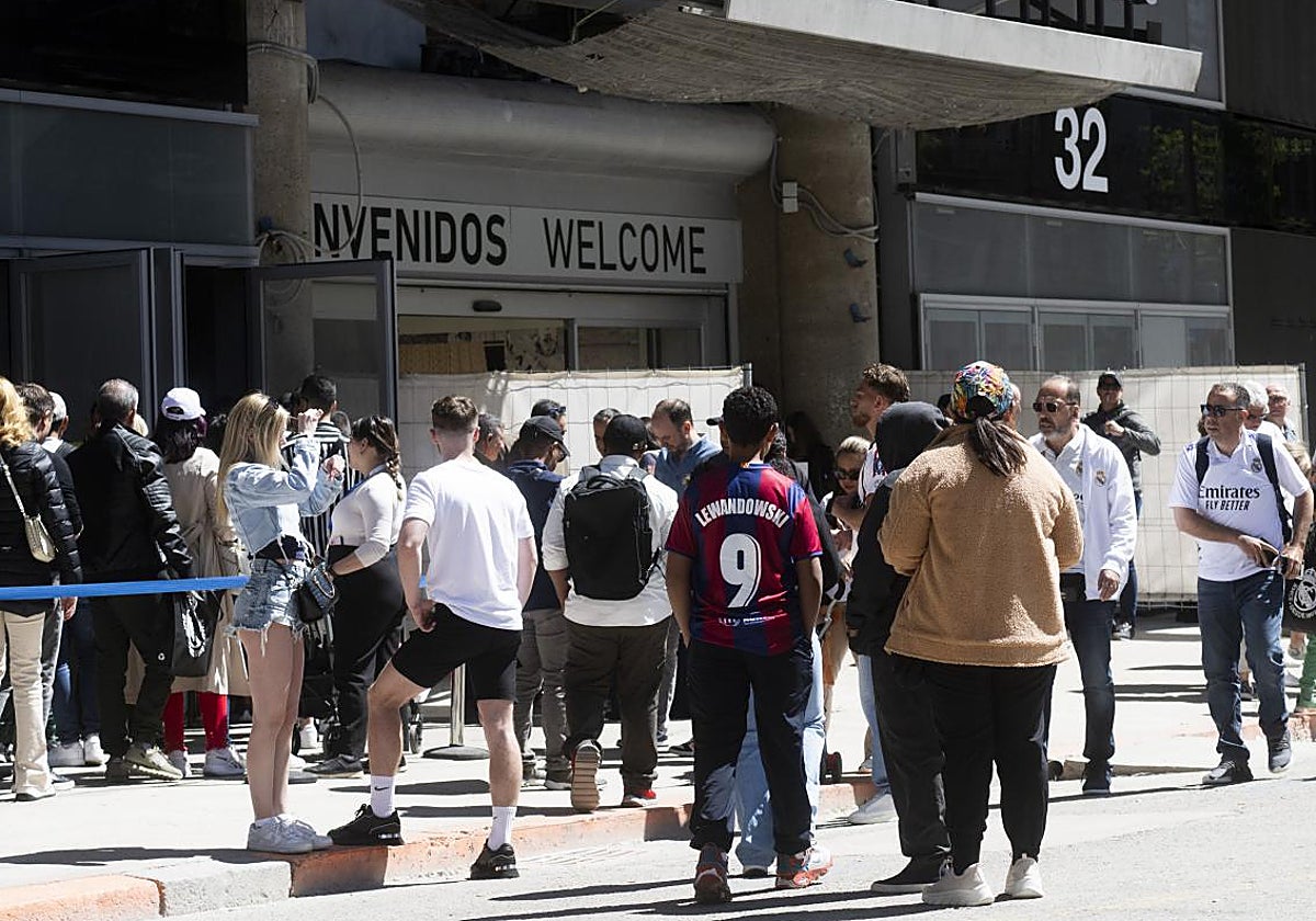 Varios aficionados hacen colas a las puertas del Bernabéu
