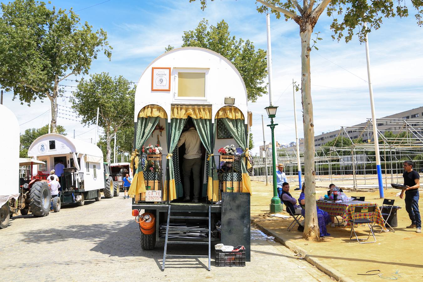 La hermandad llegó a Sevilla a mediodía y realizaron una parada antes de continuar hacia su barrio