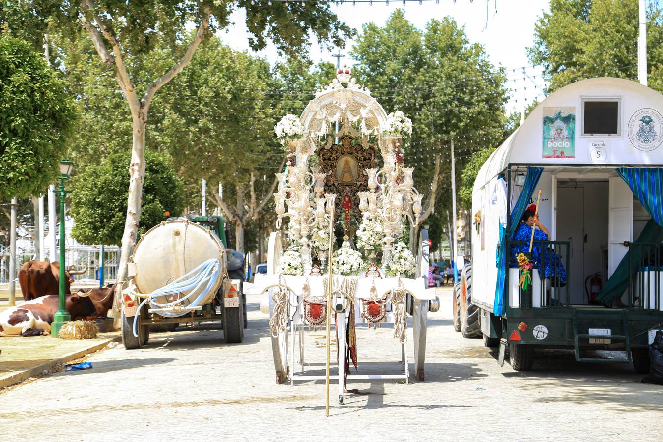 La hermandad llegó a Sevilla a mediodía y realizaron una parada antes de continuar hacia su barrio