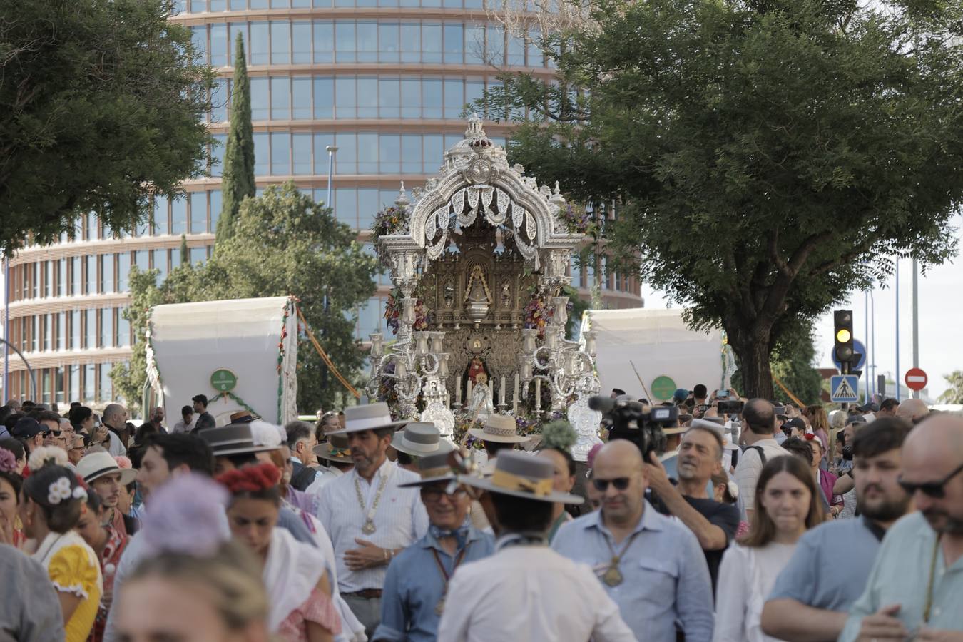 La primera parada de la hermandad de la Macarena cuando entra en Sevilla es en la Basílica del Cachorro