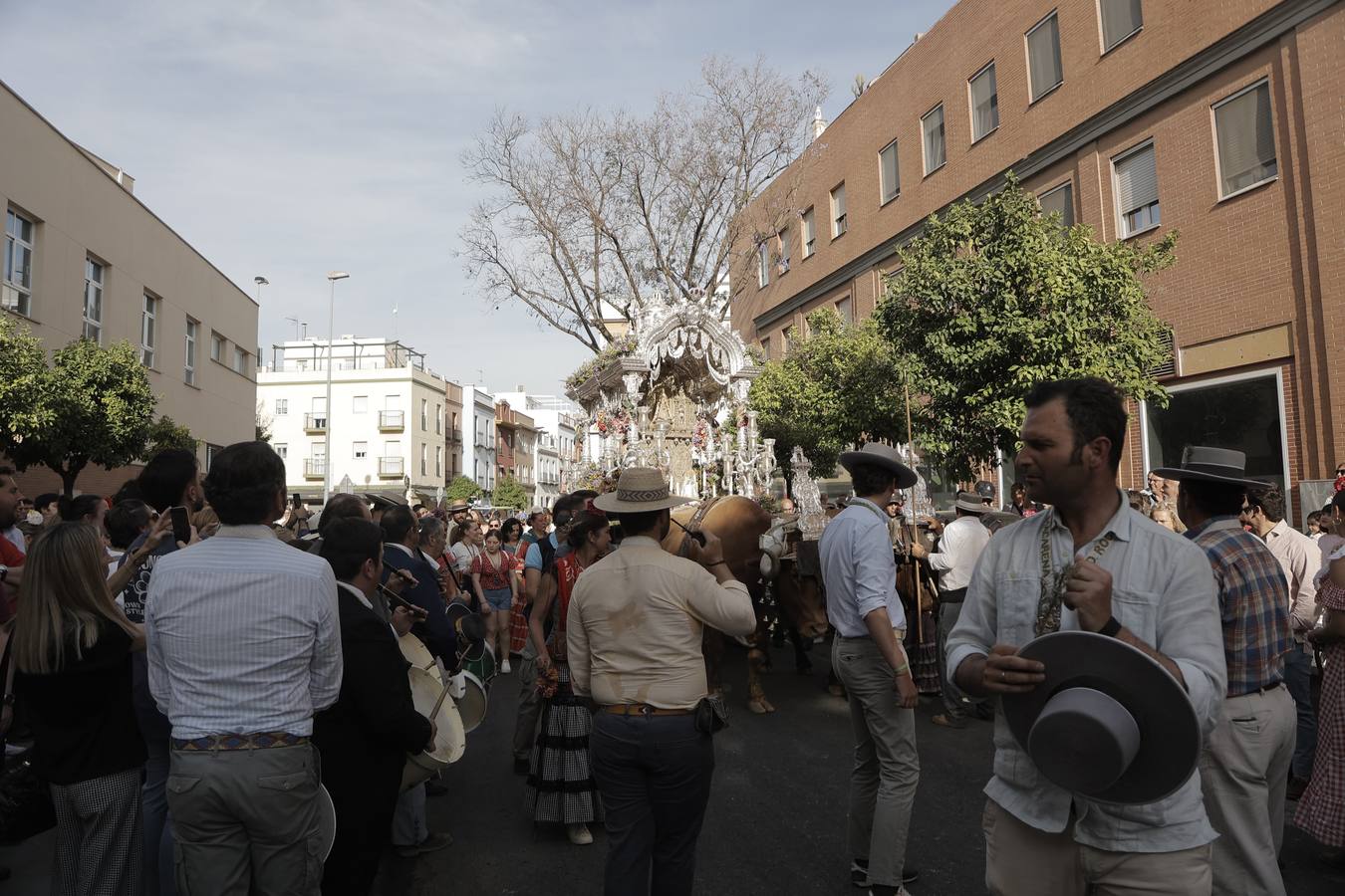La primera parada de la hermandad de la Macarena cuando entra en Sevilla es en la Basílica del Cachorro