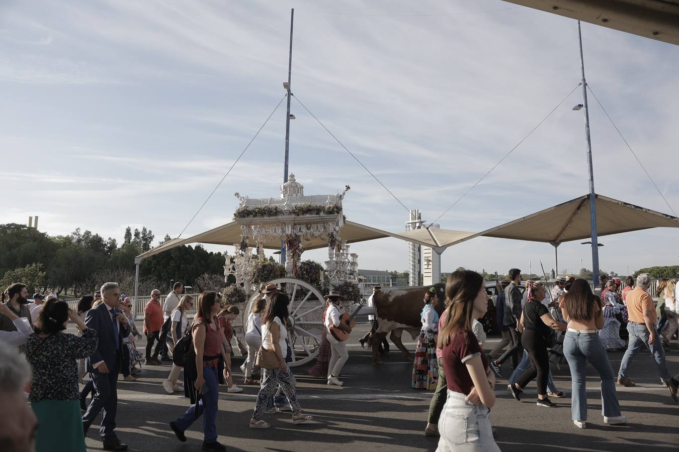 La primera parada de la hermandad de la Macarena cuando entra en Sevilla es en la Basílica del Cachorro