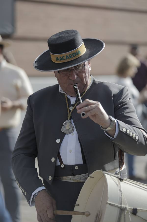 La primera parada de la hermandad de la Macarena cuando entra en Sevilla es en la Basílica del Cachorro