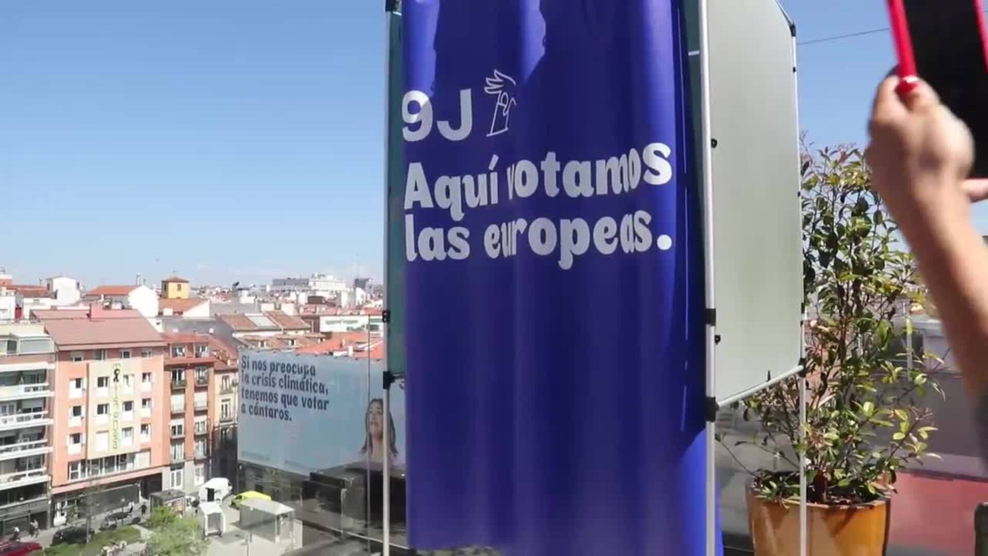 Despliegan una lona “Votamos las Europeas” que busca movilizar el voto femenino para las elecciones europeas