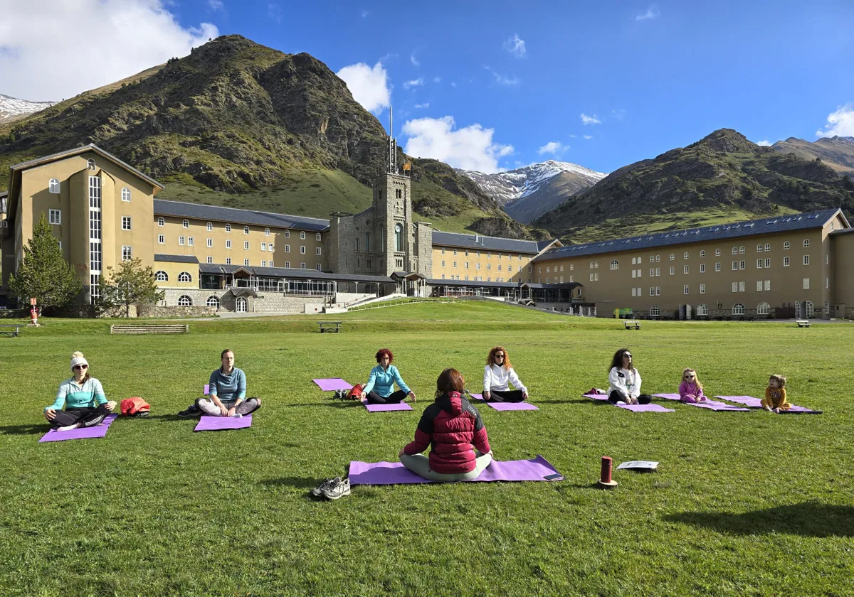 Practicar yoga en el prado a 2.000 metros de altitud y rodeados de picos como el Puigmal (2.914 metros) es uno de los lujos que ofrece la naturaleza pirenaica en el Valle de Nuria