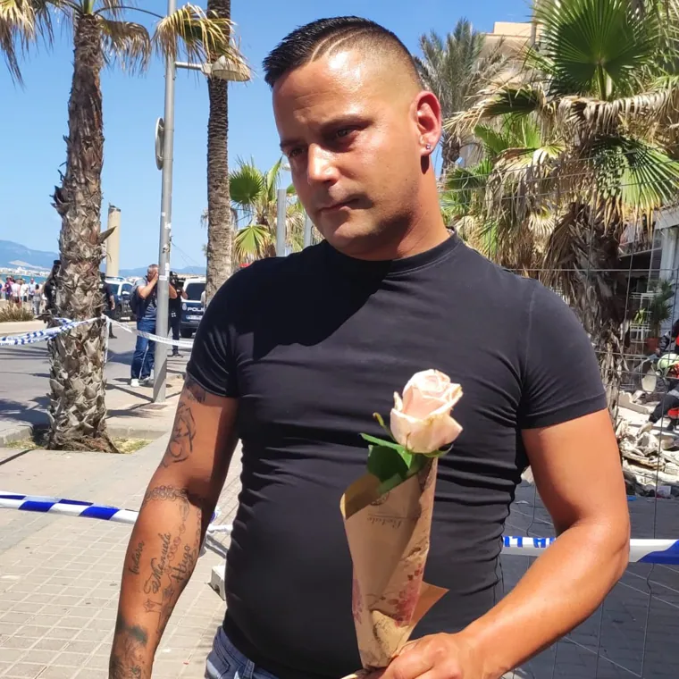 Antonio, amigo del fallecido, lleva una rosa en su recuerdo