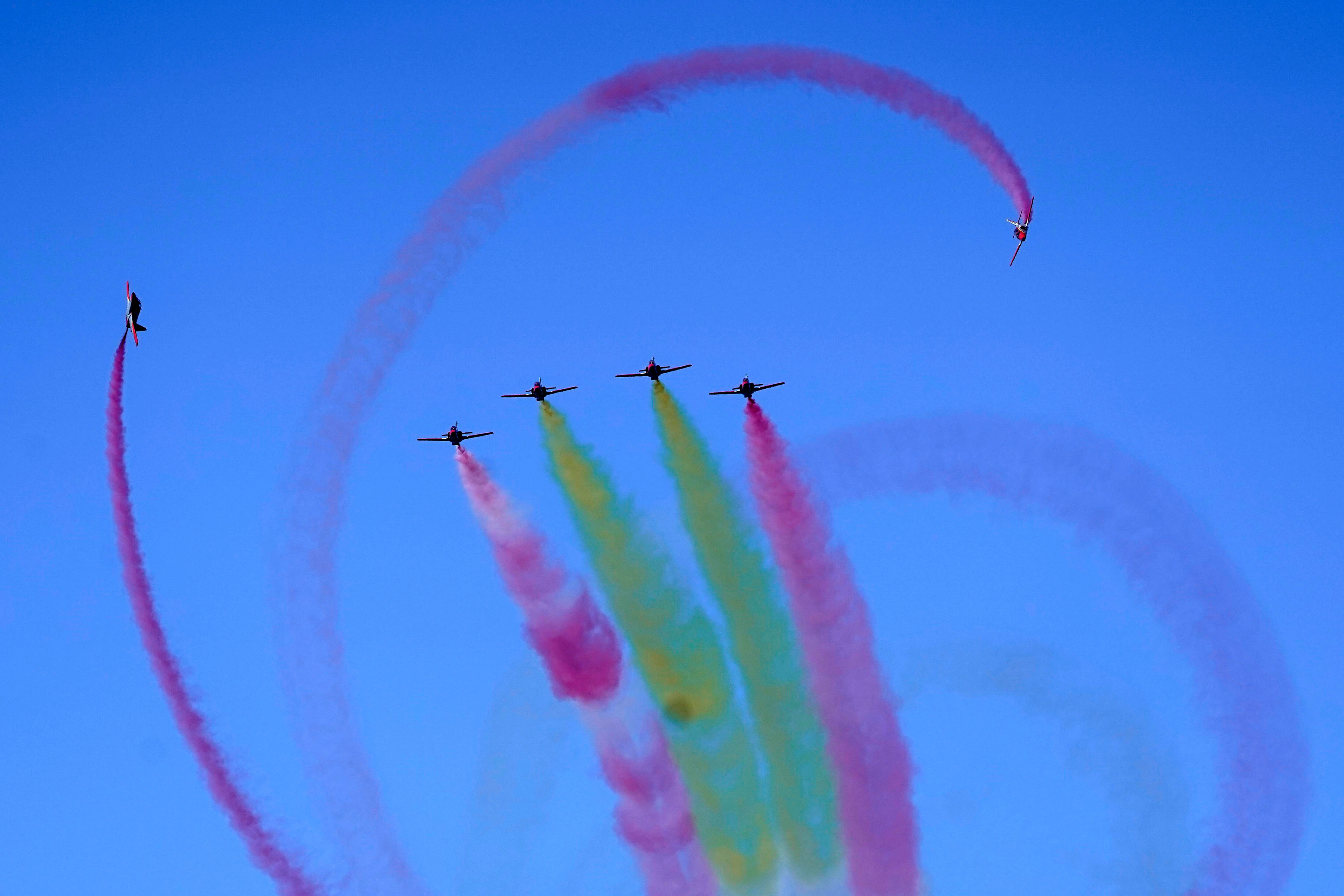 La patrulla Águila cierra la exhibición de este viernes dibujando la bandera de España sobre el cielo de Gijón.