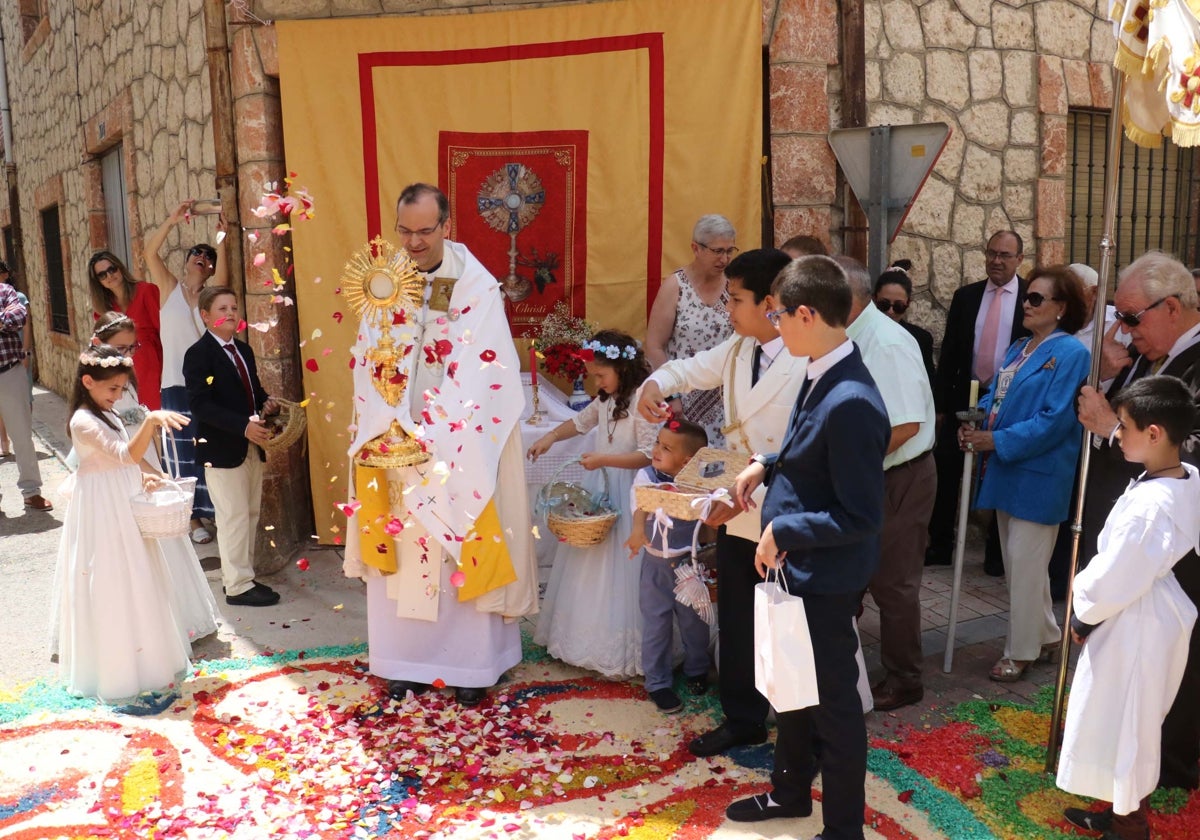 La fiesta de Corpus Christi que llena las calles de Almonacid de Zorita con una alfombra de 2 kilómetros