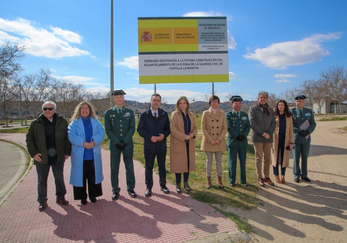 La exalcaldesa de Toledo, Milagros Tolón, y la directora general de la Guardia Civil, María Gámez, en marzo de 2023, en los terrenos en donde se pensaba levantar el cuartel