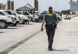 Un guardia civil franco de servicio persigue un coche sospechoso y resuelve un robo y la expulsión de España de sus ocupantes