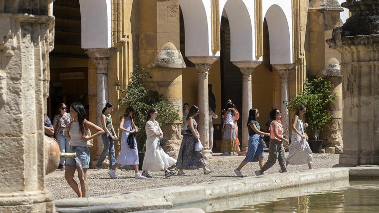 Un grupo de jóvenes turistas visitando el Patio de los Naranjos de la Mezquita-Catedral