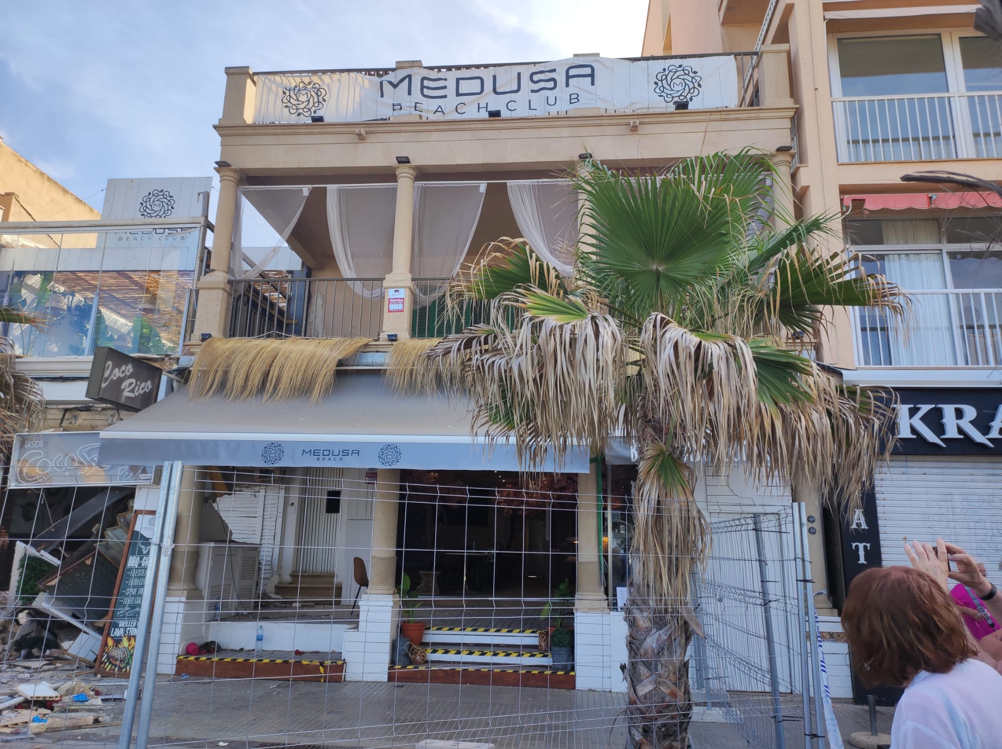 Los escombros tras el derrumbe en el local