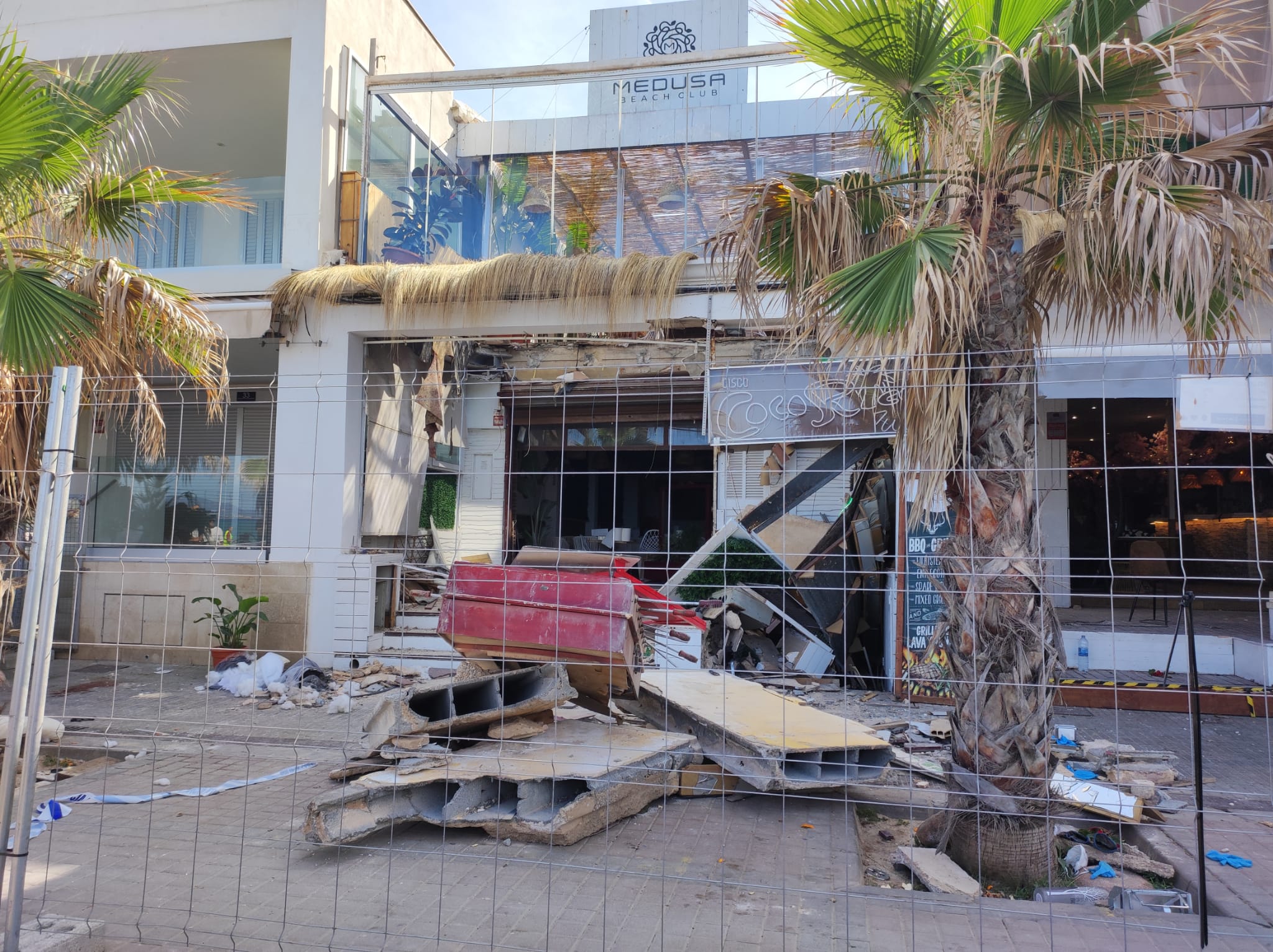 Los escombros tras el derrumbe en el local