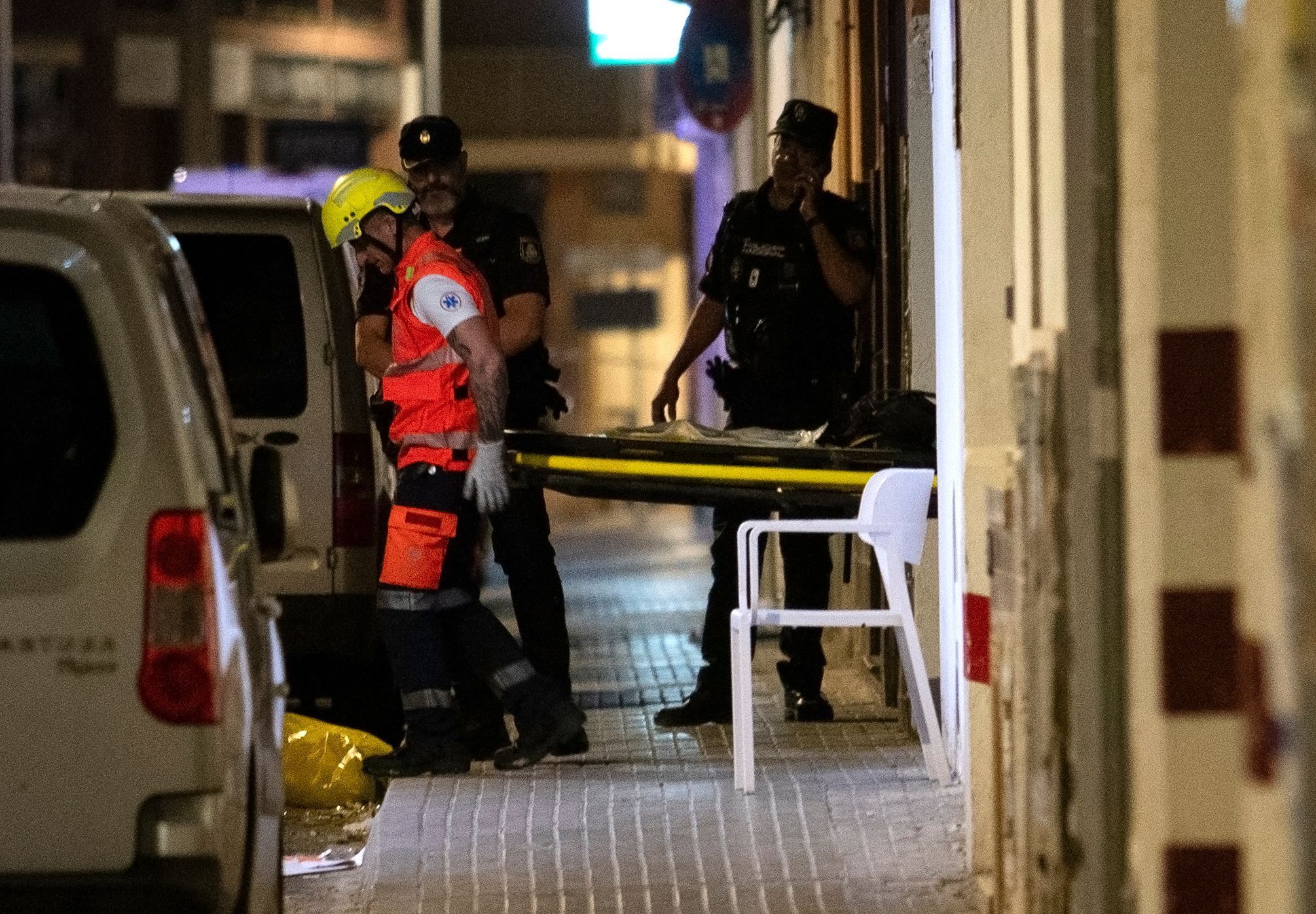 Miembros del personal de emergencia cargan el cuerpo de un fallecido