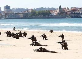 Exhibición de las Fuerzas Armadas en Gijón: buques, cazas y paracaidistas en primera línea de playa