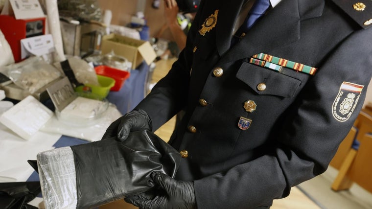 Un ladrillo de cocaína rodeado por un envoltorio de globo