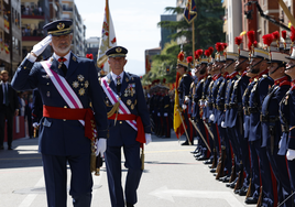 Vivas al Rey y abucheos a Robles en un multitudinario desfile de las Fuerzas Armadas en Oviedo