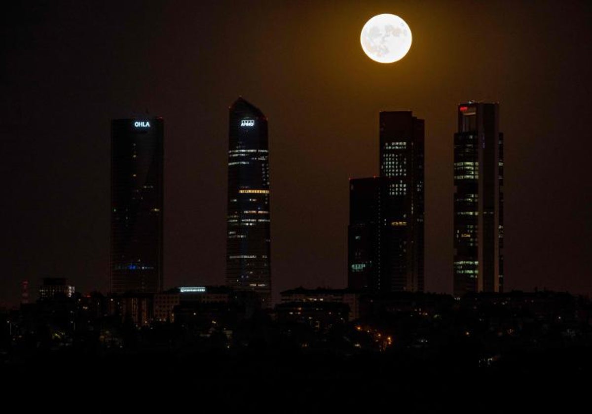 Perspectiva nocturna de las cuatro torres