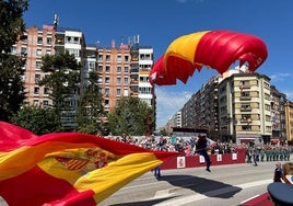 El salto perfecto del cabo Gómez: un campeón para desplegar sobre el cielo de Oviedo una bandera de España de 54 metros