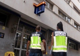 Policías de paisano salvan a un anciano apaleado y medio estrangulado por unos atracadores en Benidorm