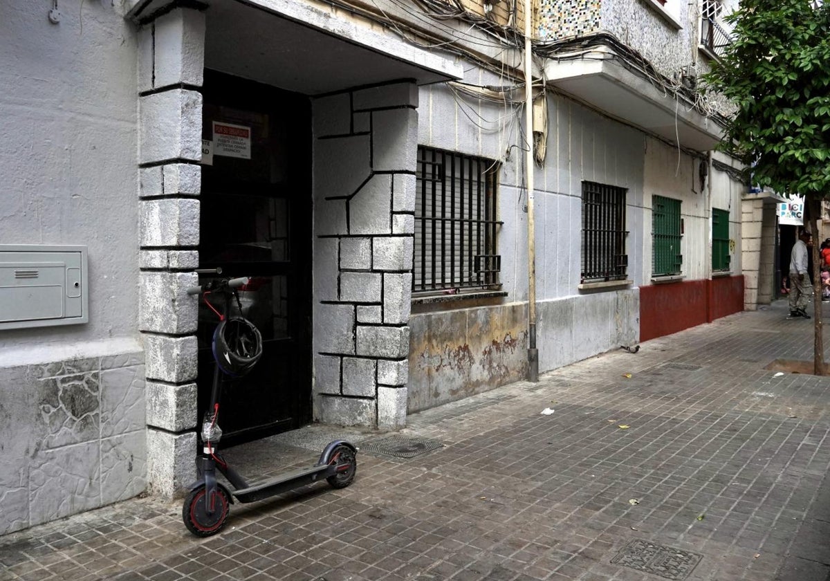 Calle donde se produjo este viernes el apuñalamiento de un hermano del conductor que atropelló a un niño en Valencia y huyó.
