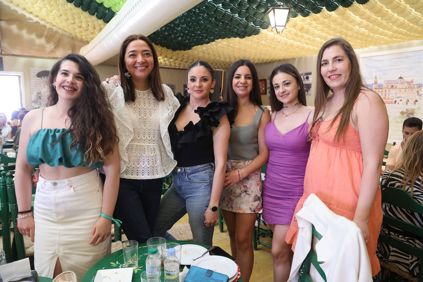 Las imágenes del ambiente en las casetas el último sábado de la Feria de Córdoba (I)