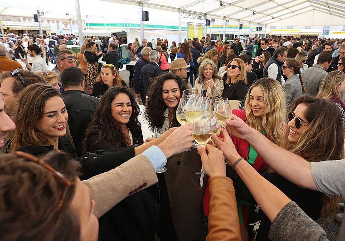 Un grupo de asistentes a la cata de vino de ediciones anteriores en Córdoba