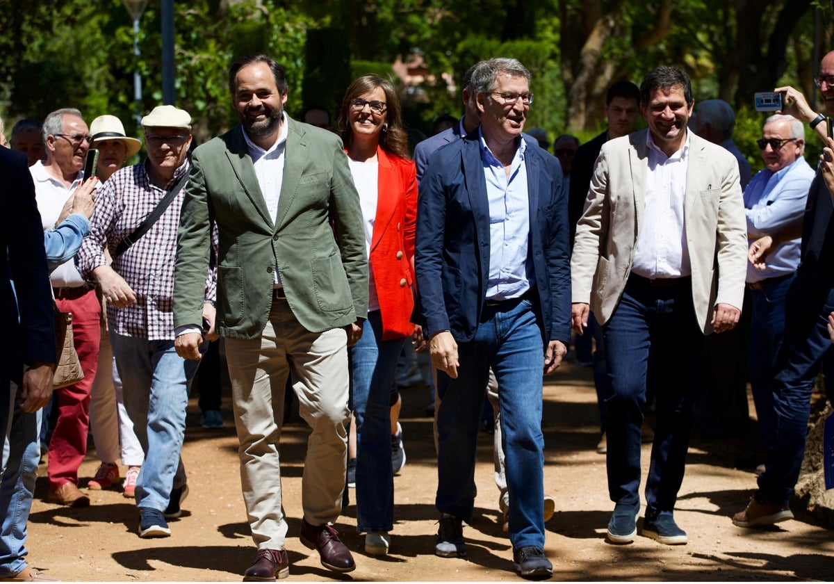 Núñez y Feijóo caminan por Tomelloso en dirección al mitin