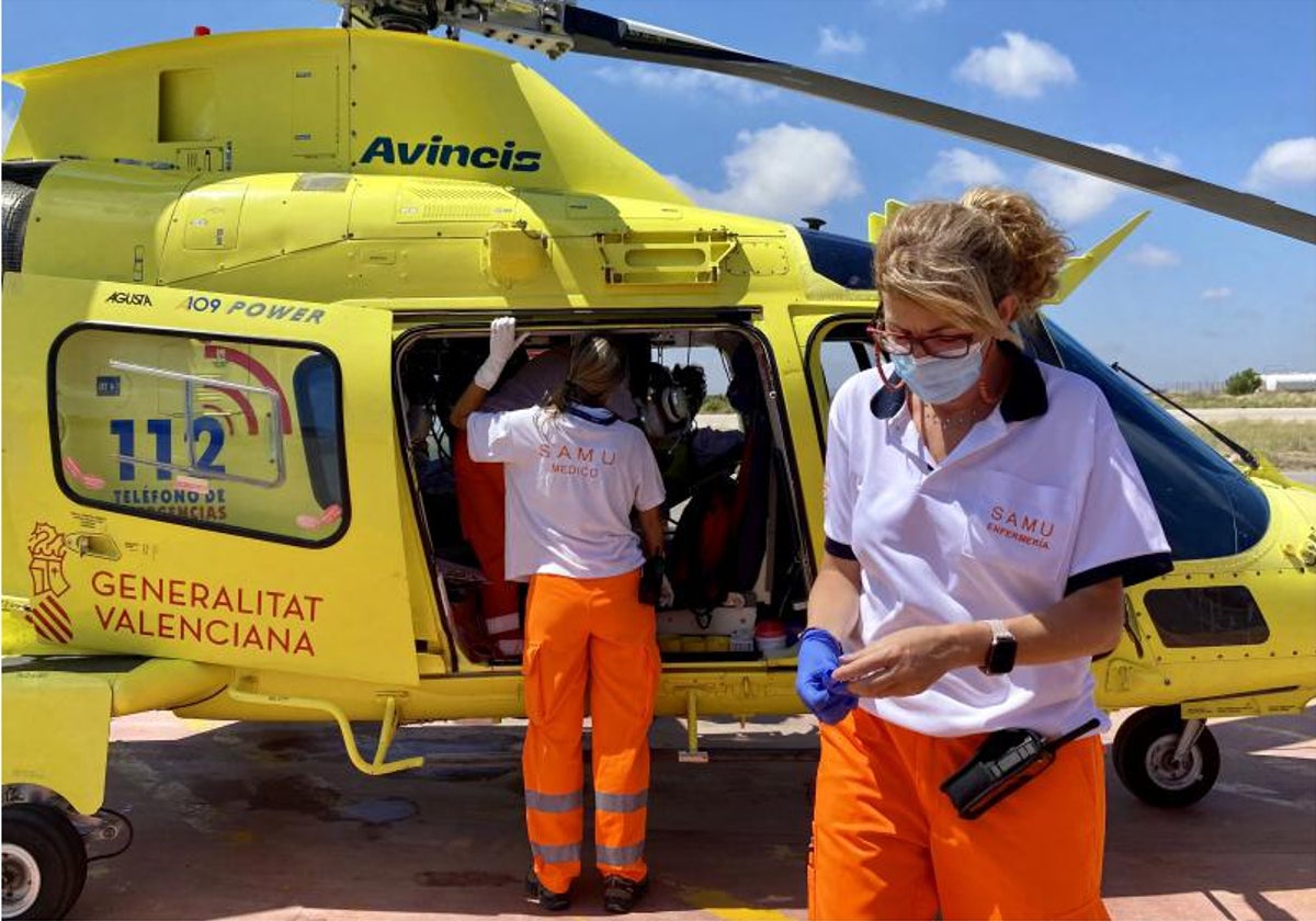 Personal del SAMU junto a un helicóptero para los traslados de Emergencias sanitarias en la Comunidad Valenciana.