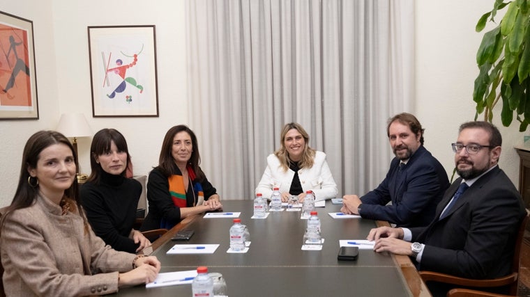 La presidenta de la Diputación de Castellón, Marta Barrachina, reunida con representantes de la Unión de Mutuas.