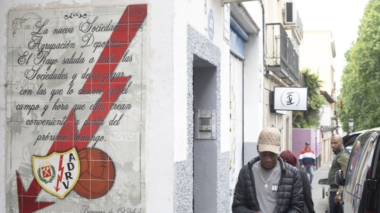 El cuadro homenaje en el lugar donde se fundó el Rayo Vallecano