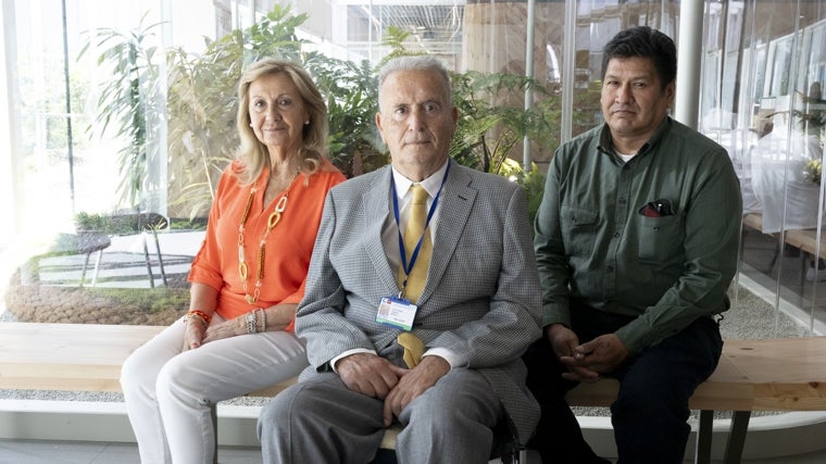 José María, enfermo de ELA, junto a su mujer, Isabel, y su cuidador, Freddy, posan en el hospital Zendal