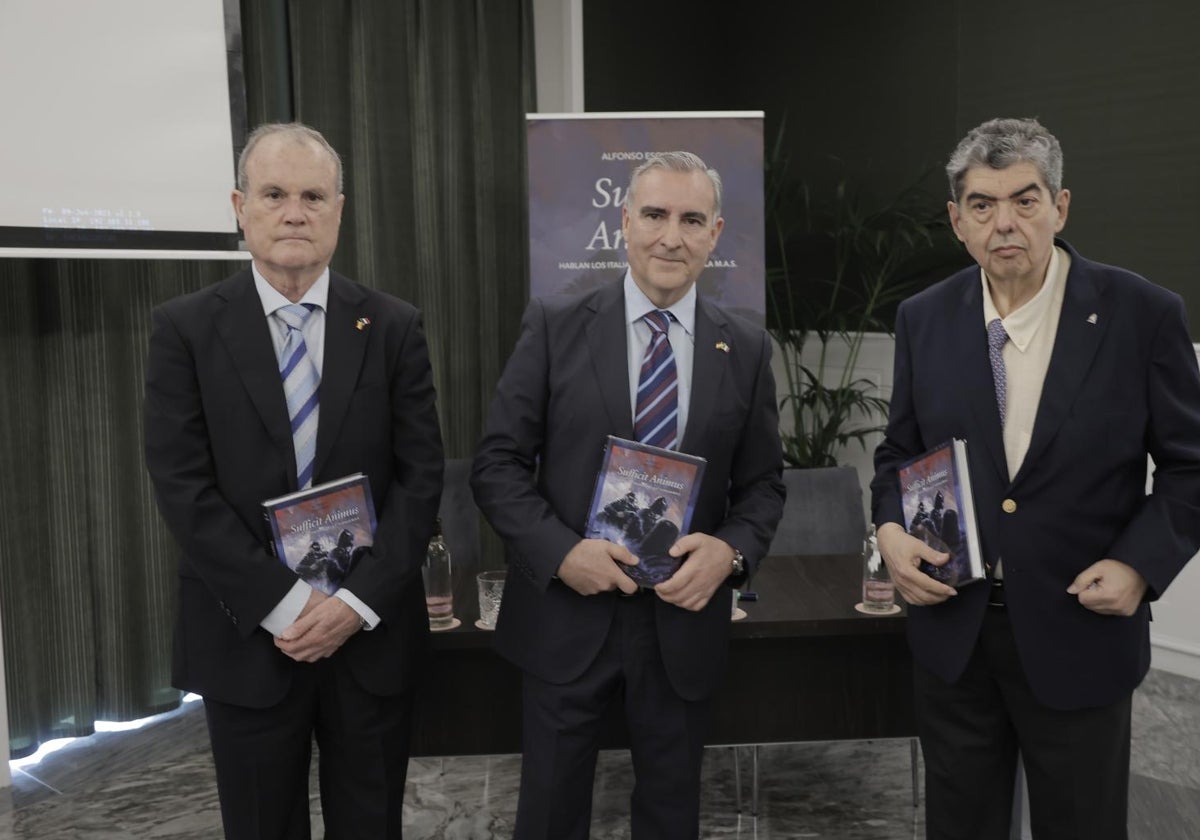 Alfonso Escuadra, con su nuevo libro, en el centro de la imagen, durante la presentación en Sevilla