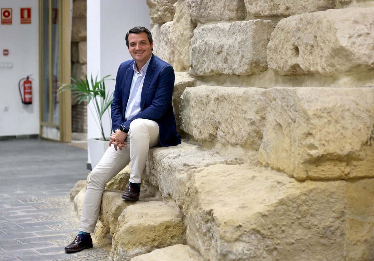 José María Bellido posa para ABC en una entrevista sentado en el lienzo de muralla del Ayuntamiento